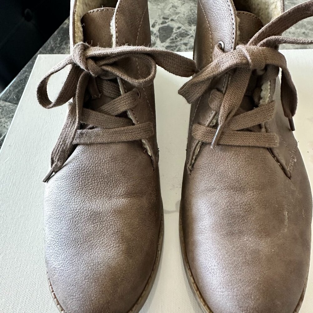Women's tan leather booties with shearling lining size 8 medium lace up